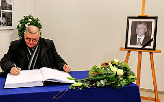Mieszkańcy Elbląga żegnają byłego prezydenta Henryka Słoninę. Księga kondolencyjna dostępna jest także w wersji wirtualnej